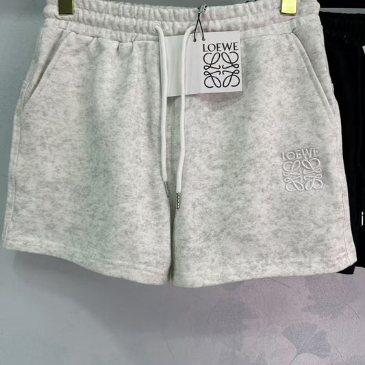 Shorts mit dreifarbig gesticktem Logo