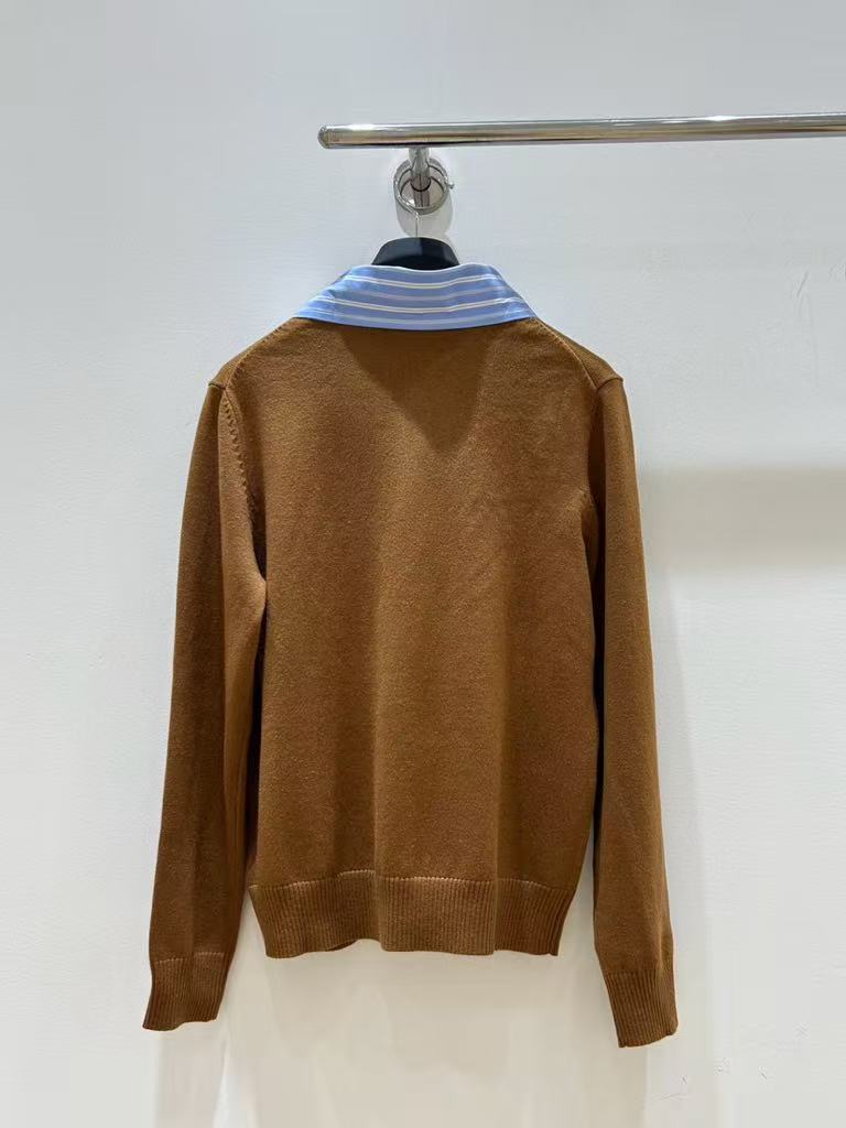 The gentle killer of autumn, a soft and sticky knitted cardigan.