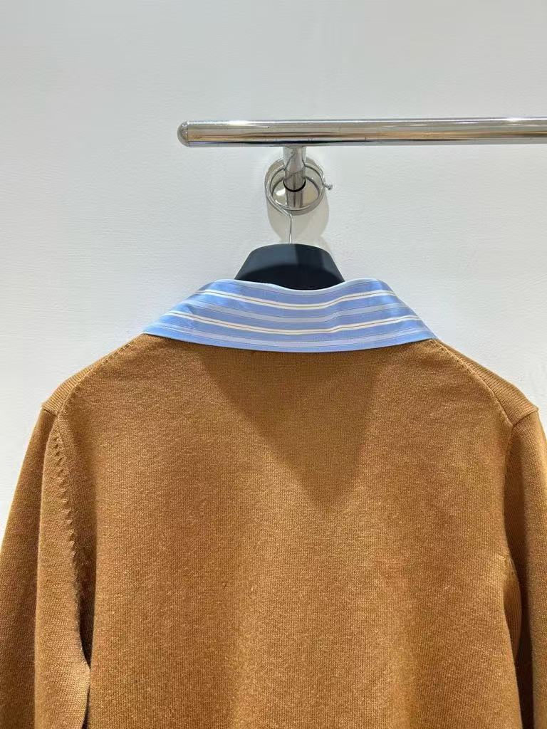 The gentle killer of autumn, a soft and sticky knitted cardigan.