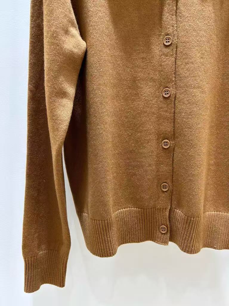 The gentle killer of autumn, a soft and sticky knitted cardigan.