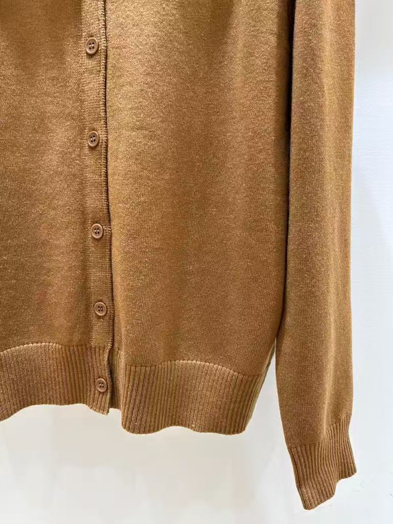 The gentle killer of autumn, a soft and sticky knitted cardigan.