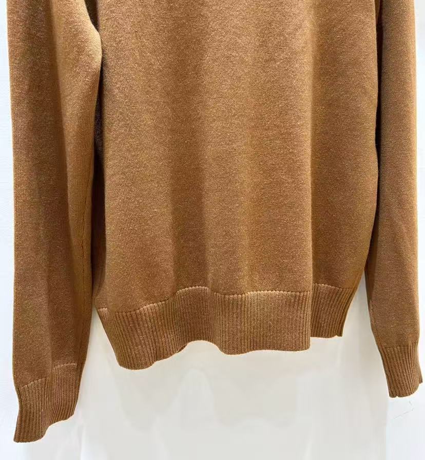 The gentle killer of autumn, a soft and sticky knitted cardigan.