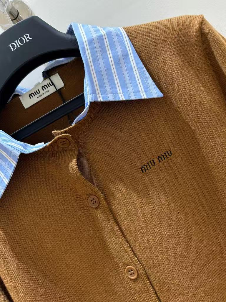 The gentle killer of autumn, a soft and sticky knitted cardigan.