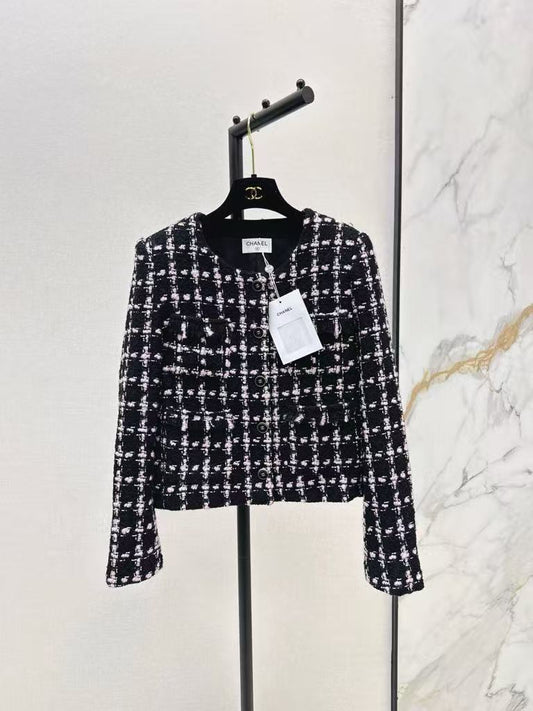 The latest fall/winter style, this heavy-duty, high-quality, woven short coat in a check pattern.