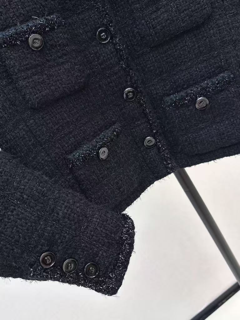 The latest fall/winter style, a versatile black woven jacket.