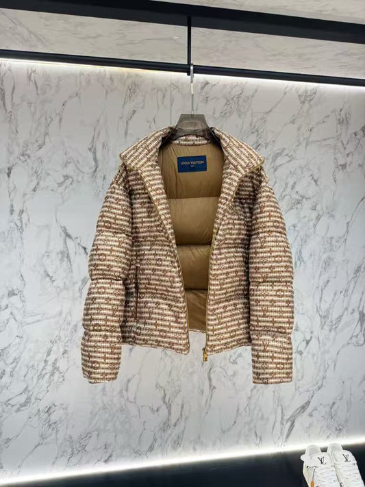 Una nueva y elegante chaqueta de plumas.