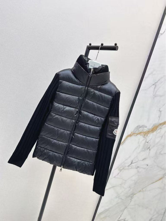 La más reciente chaqueta acolchada de punto con cuello alto y diseño patchwork para otoño/invierno.