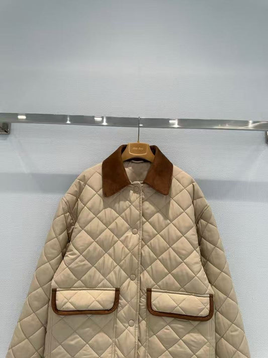 Chaqueta corta de algodón con solapa y estampado en contraste.