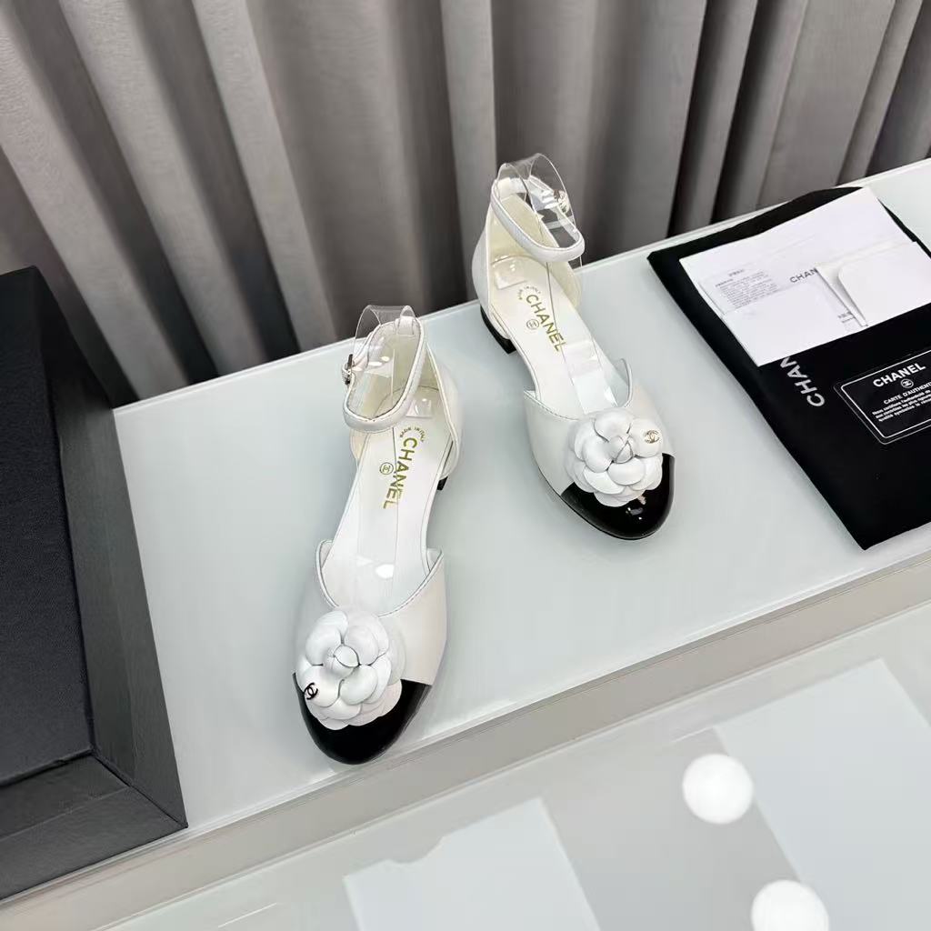 Camellia flat shoes.