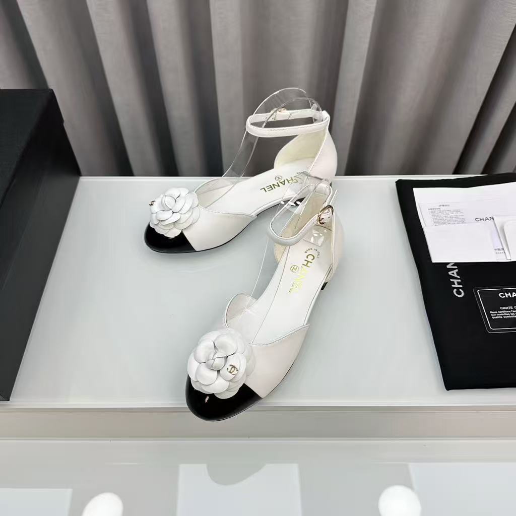 Camellia flat shoes.