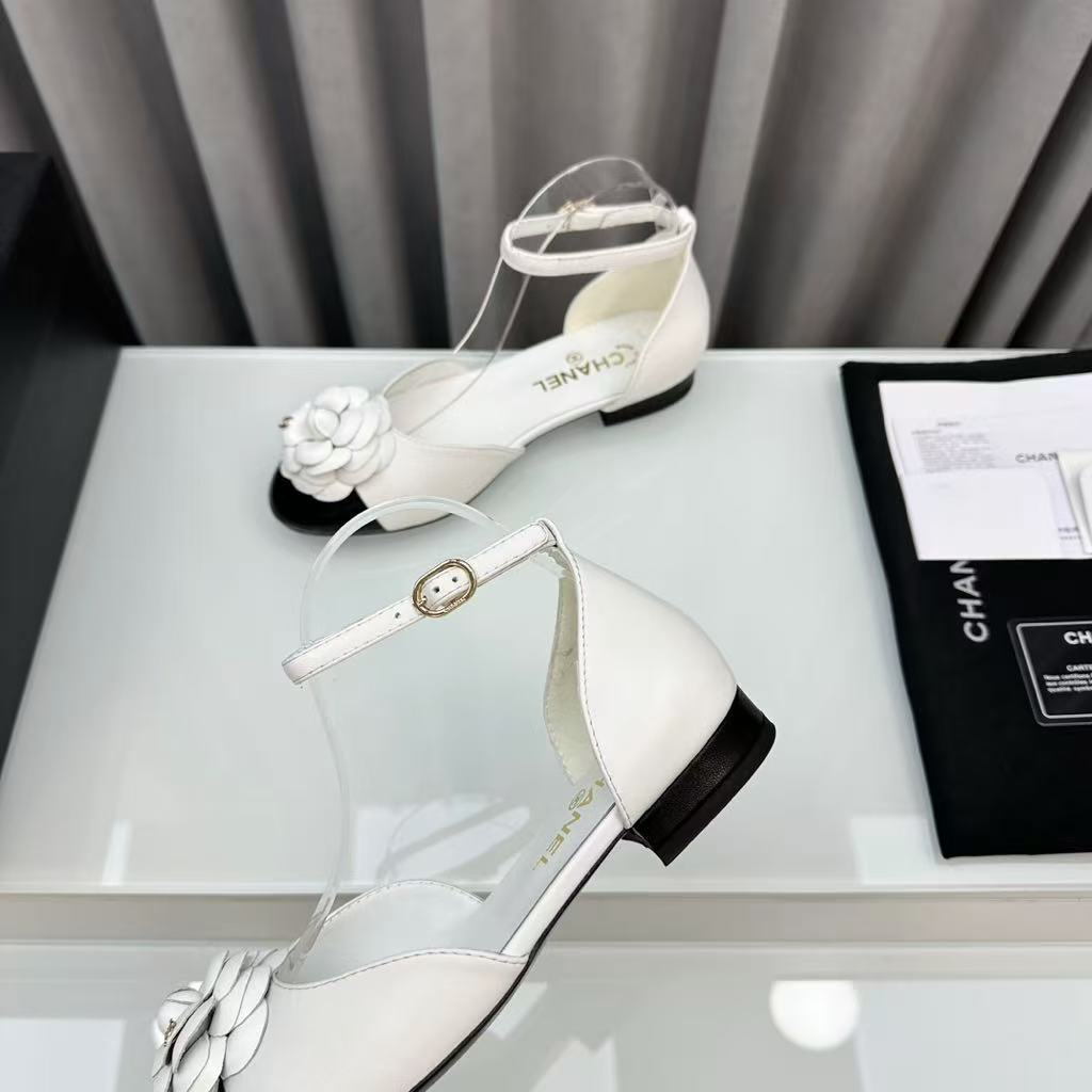 Camellia flat shoes.