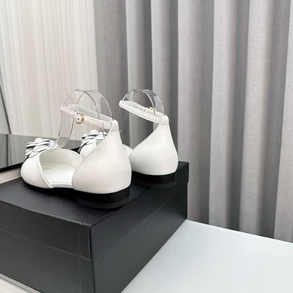 Camellia flat shoes.