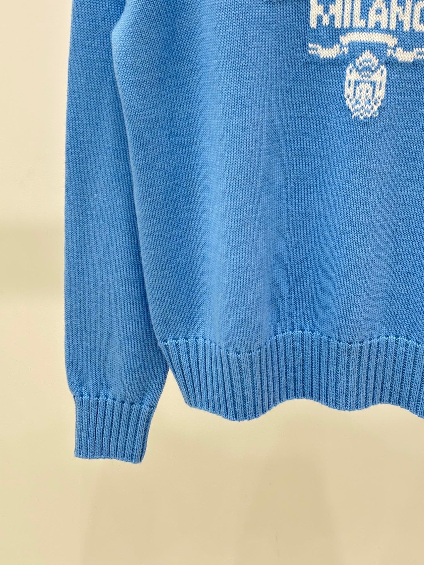 This early autumn new round neck knitted long-sleeved top is very versatile.