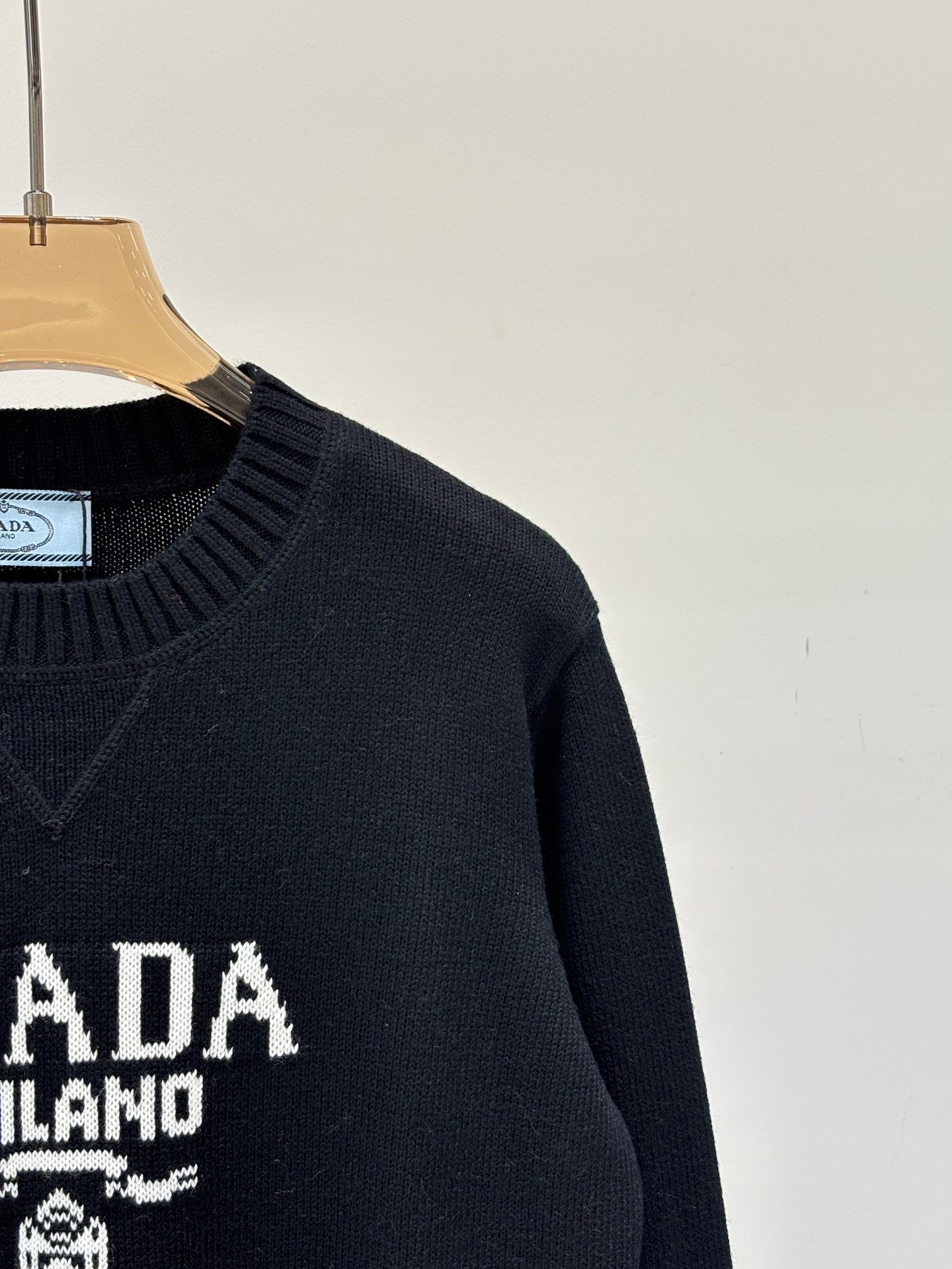 This early autumn new round neck knitted long-sleeved top is very versatile.