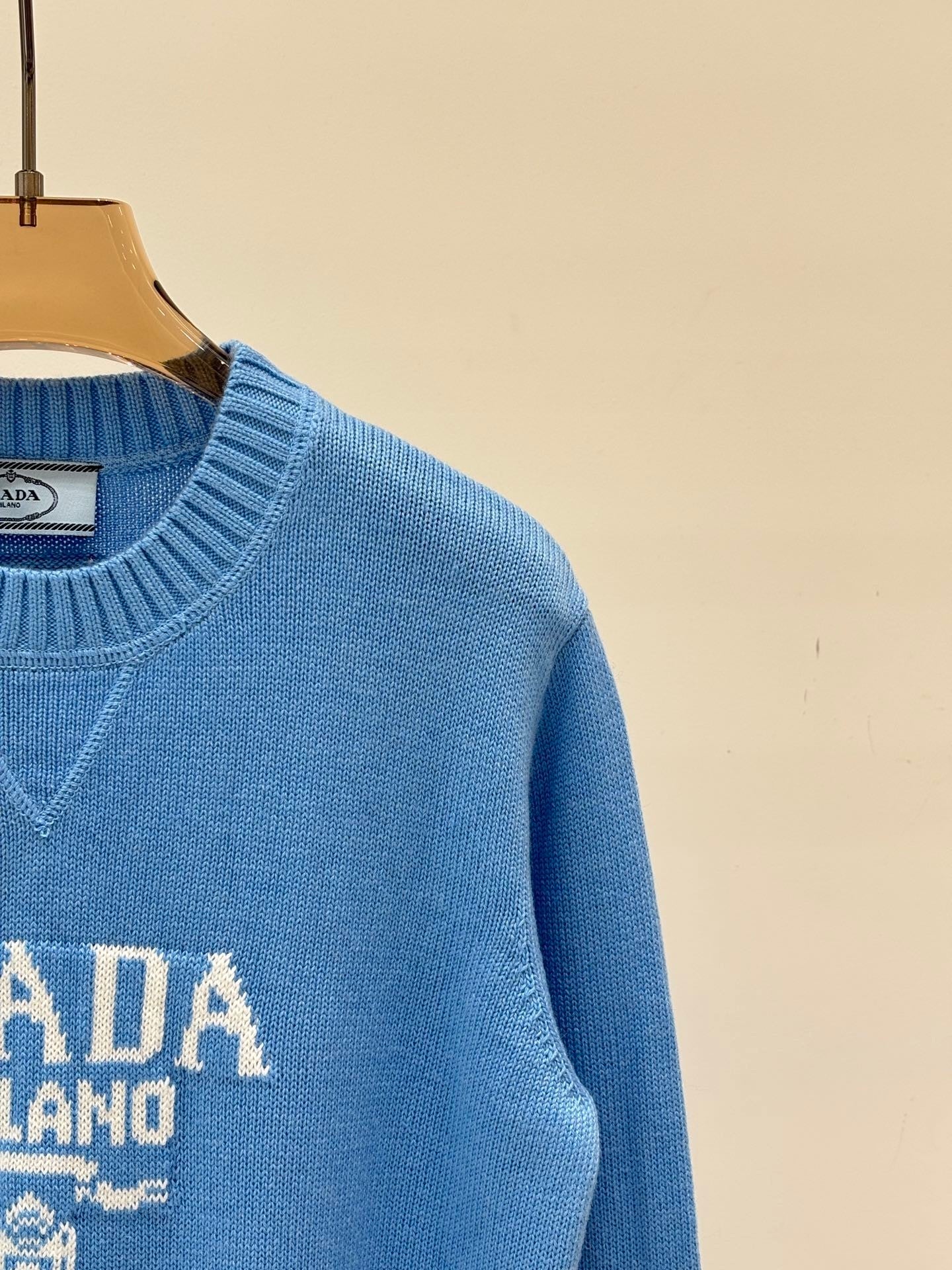 This early autumn new round neck knitted long-sleeved top is very versatile.