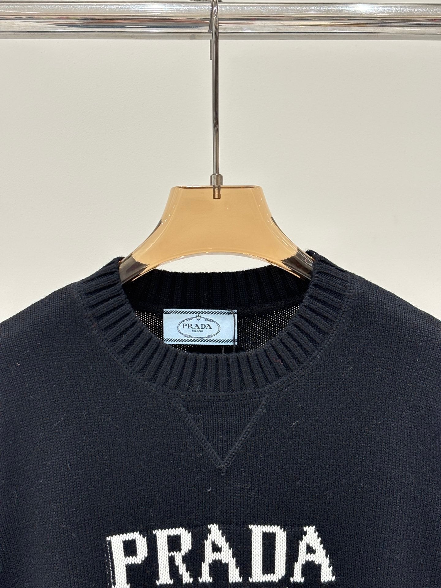 This early autumn new round neck knitted long-sleeved top is very versatile.