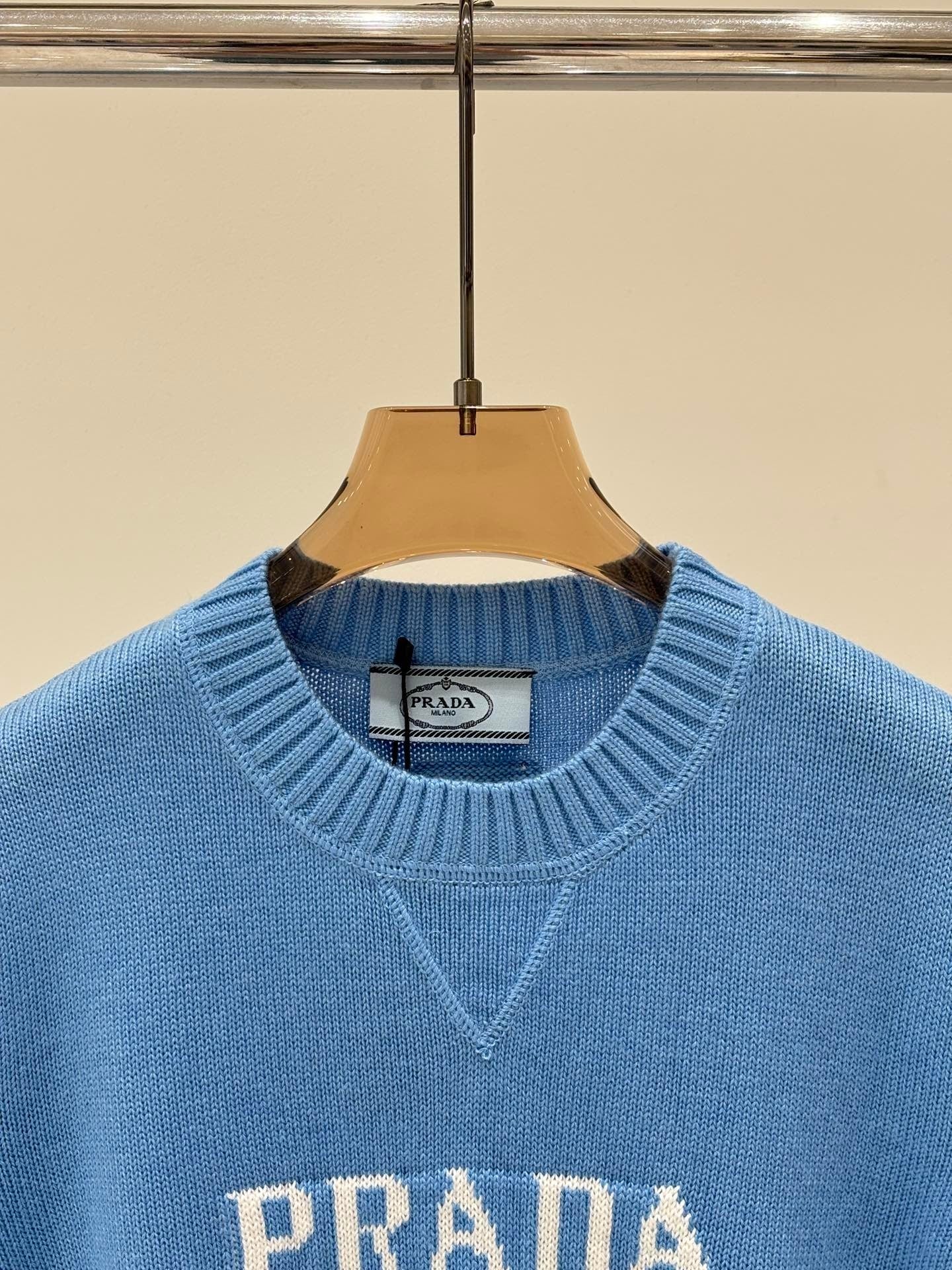 This early autumn new round neck knitted long-sleeved top is very versatile.