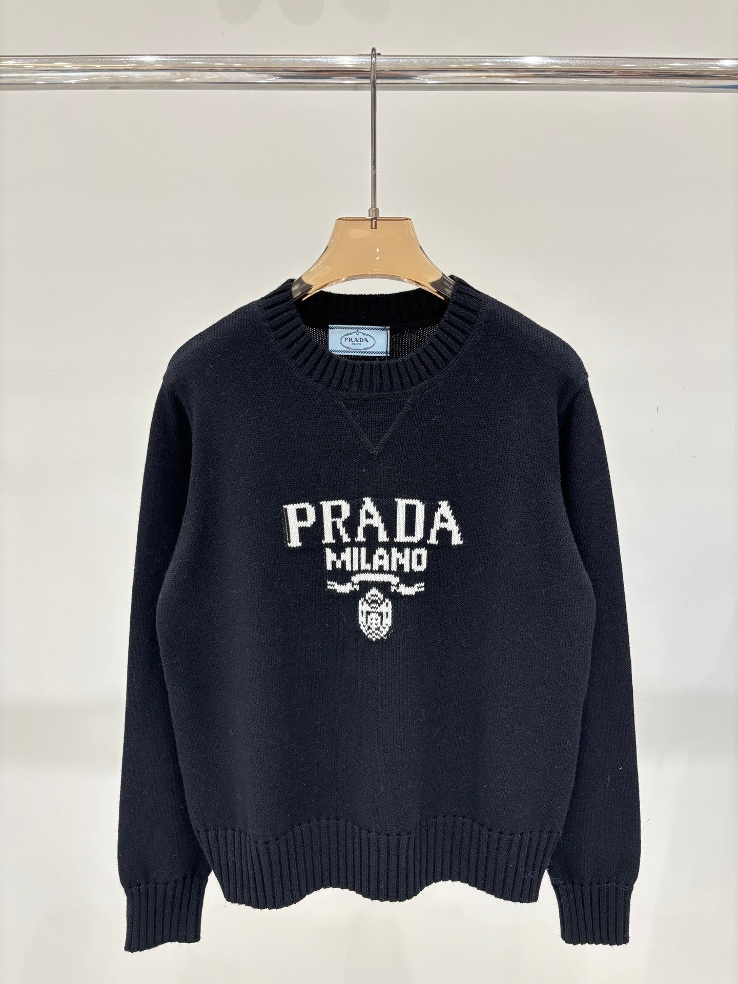 This early autumn new round neck knitted long-sleeved top is very versatile.