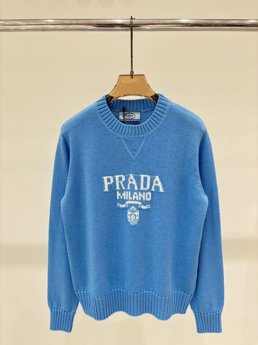 This early autumn new round neck knitted long-sleeved top is very versatile.