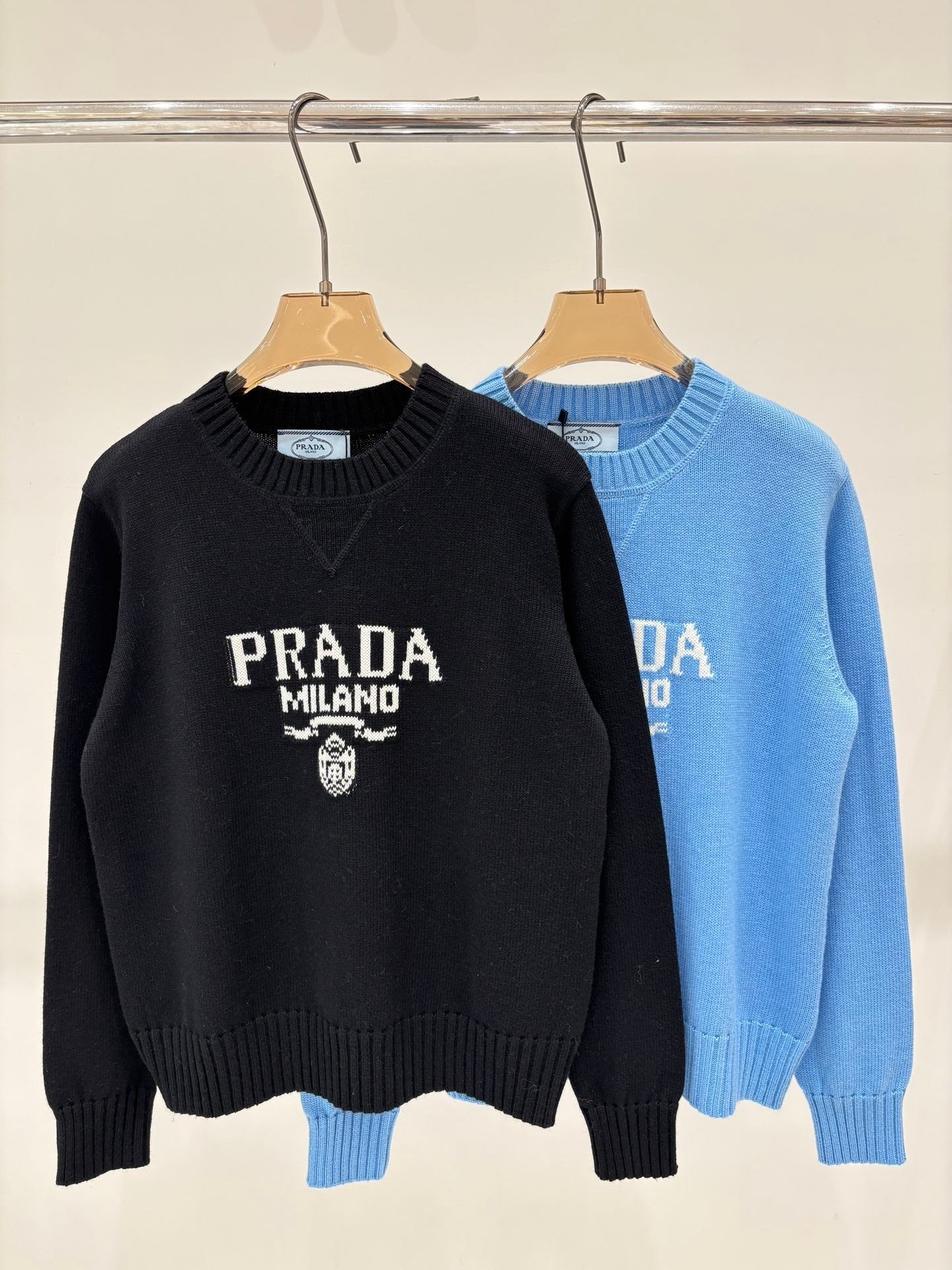 This early autumn new round neck knitted long-sleeved top is very versatile.