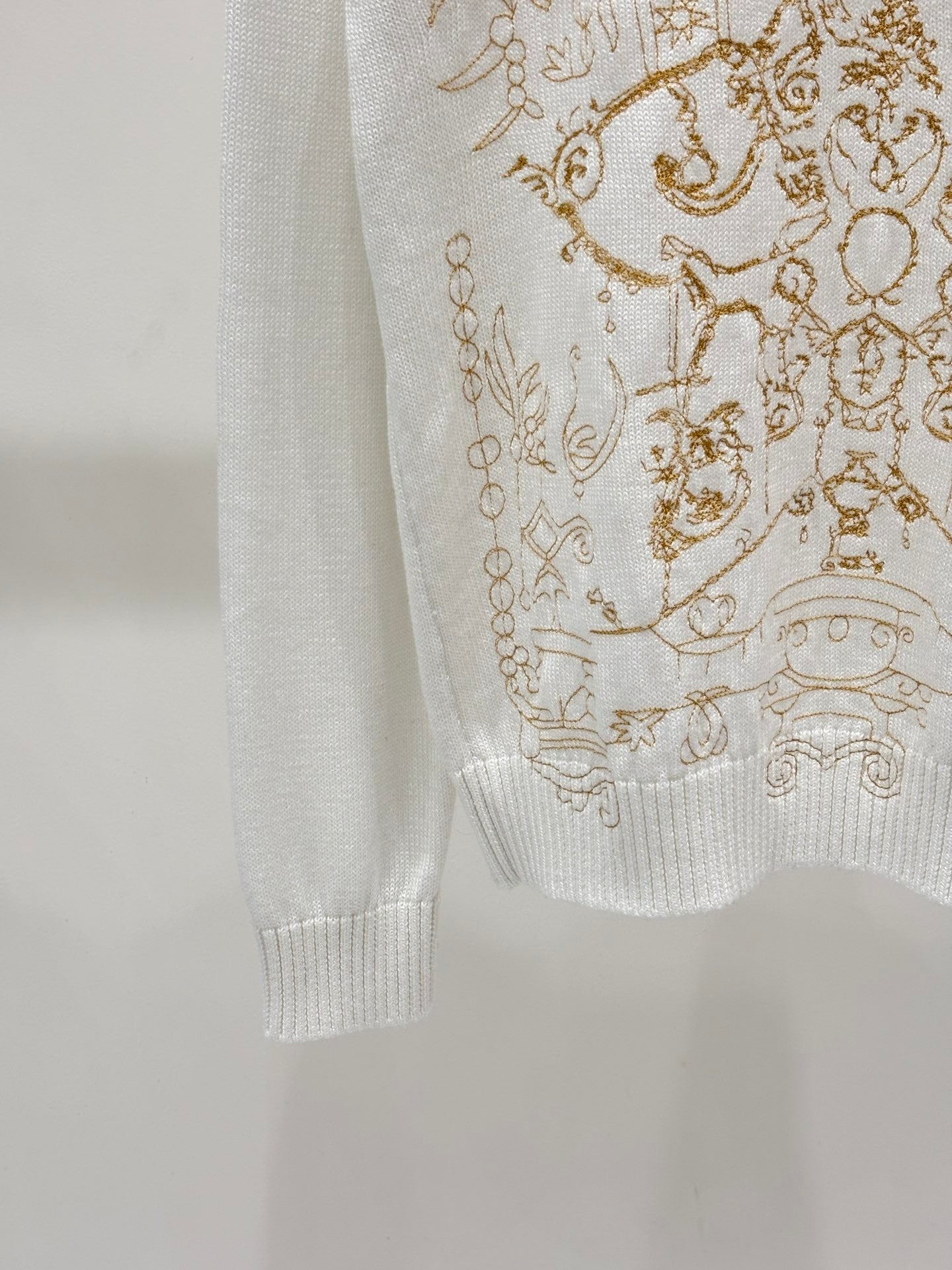 25 Round Neck Embroidered Simple Loose Knit Top