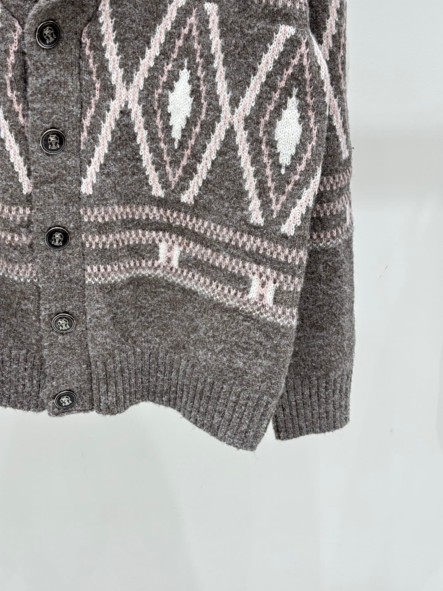 New V-neck knitted cardigan