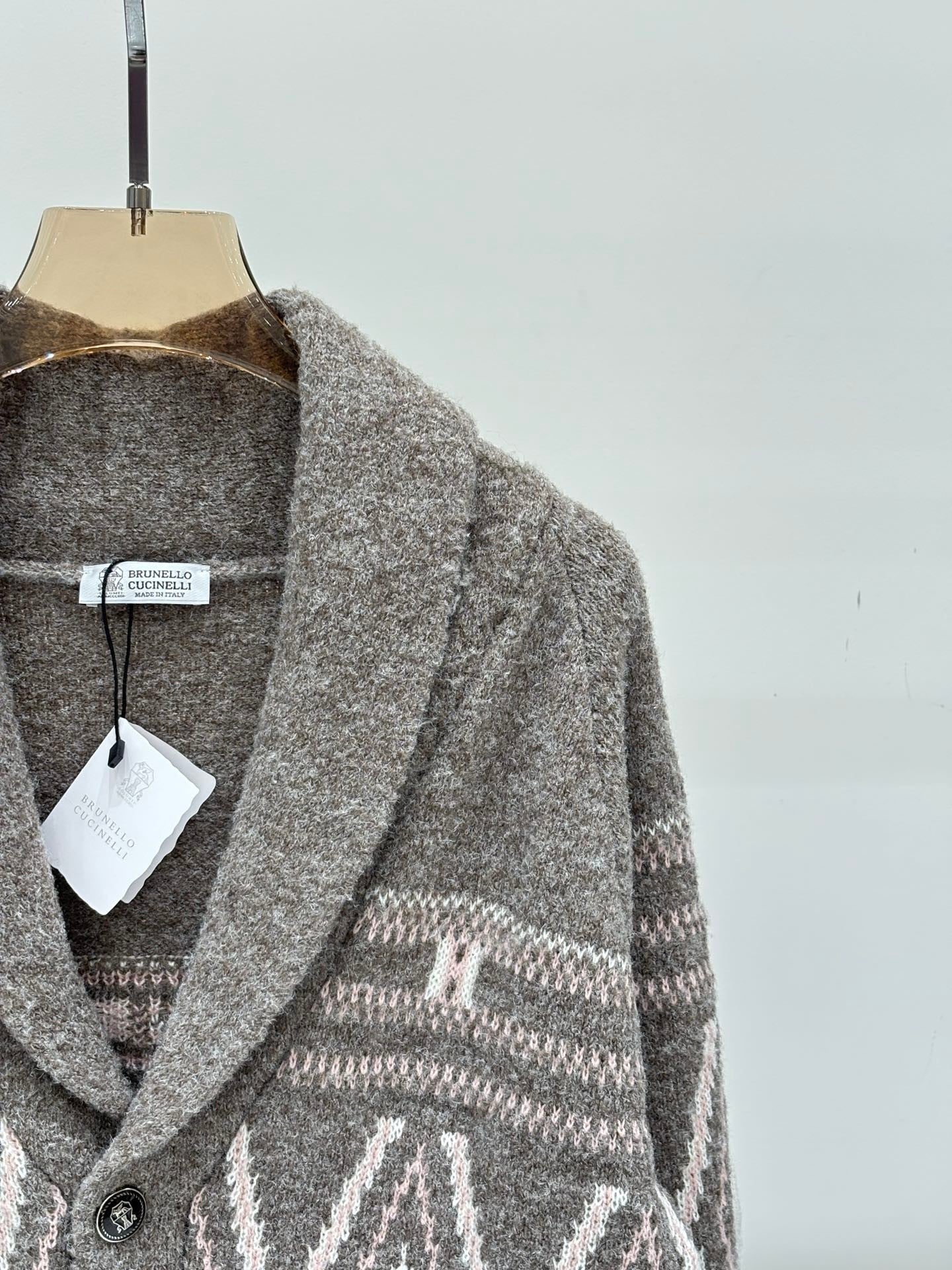 New V-neck knitted cardigan