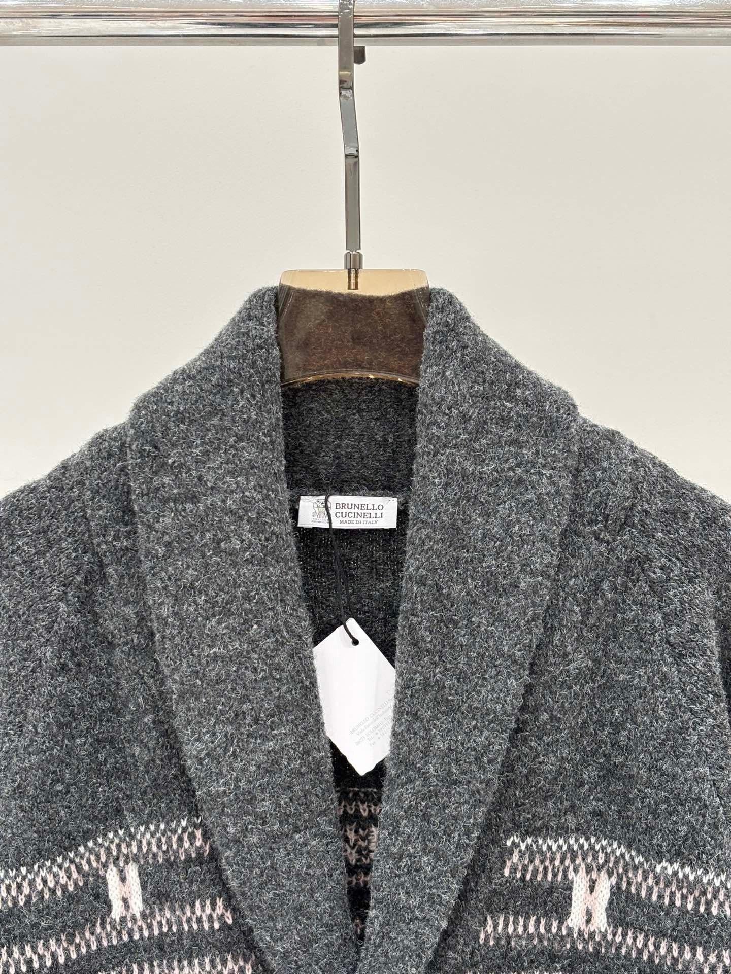 New V-neck knitted cardigan