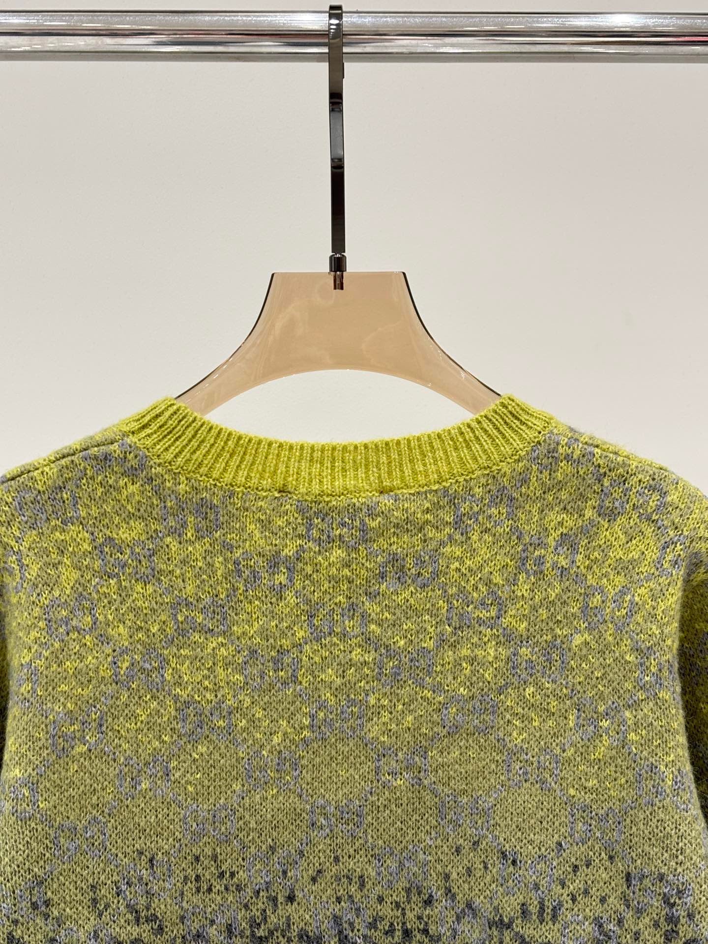 New round neck letter logo contrasting jacquard black and green gradient knitted sweater