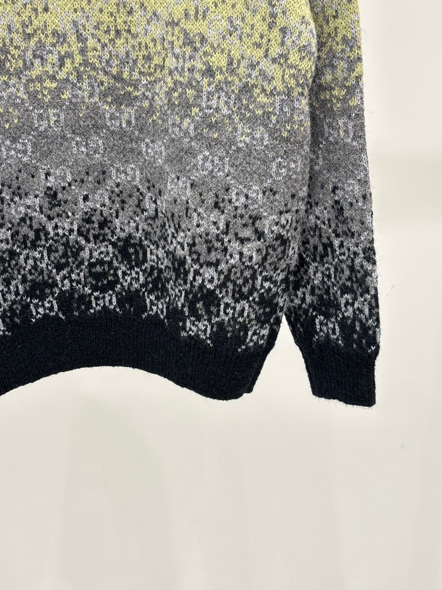 New round neck letter logo contrasting jacquard black and green gradient knitted sweater