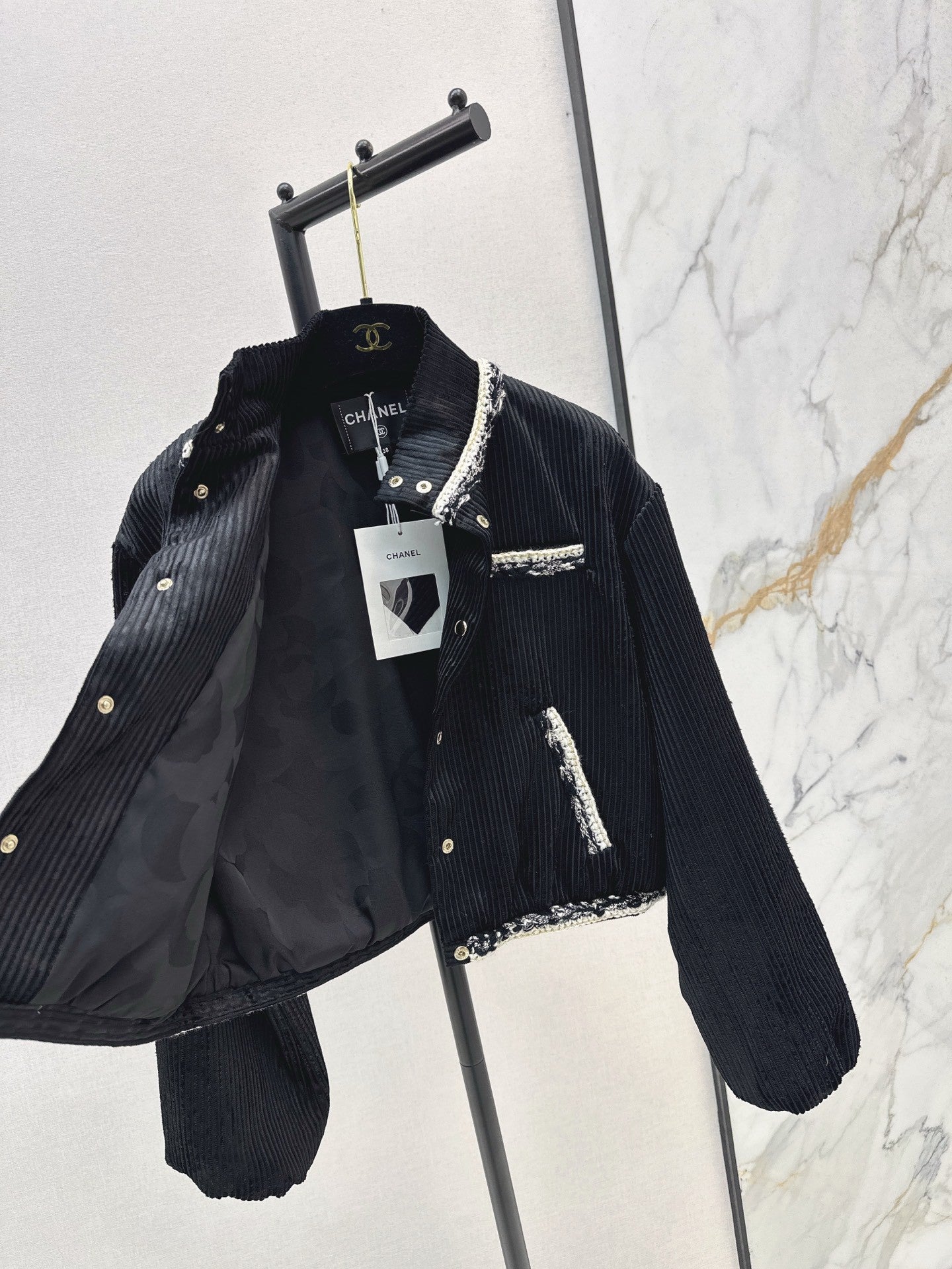 The latest corduroy jacket from 25FW, luxurious yet elegant.