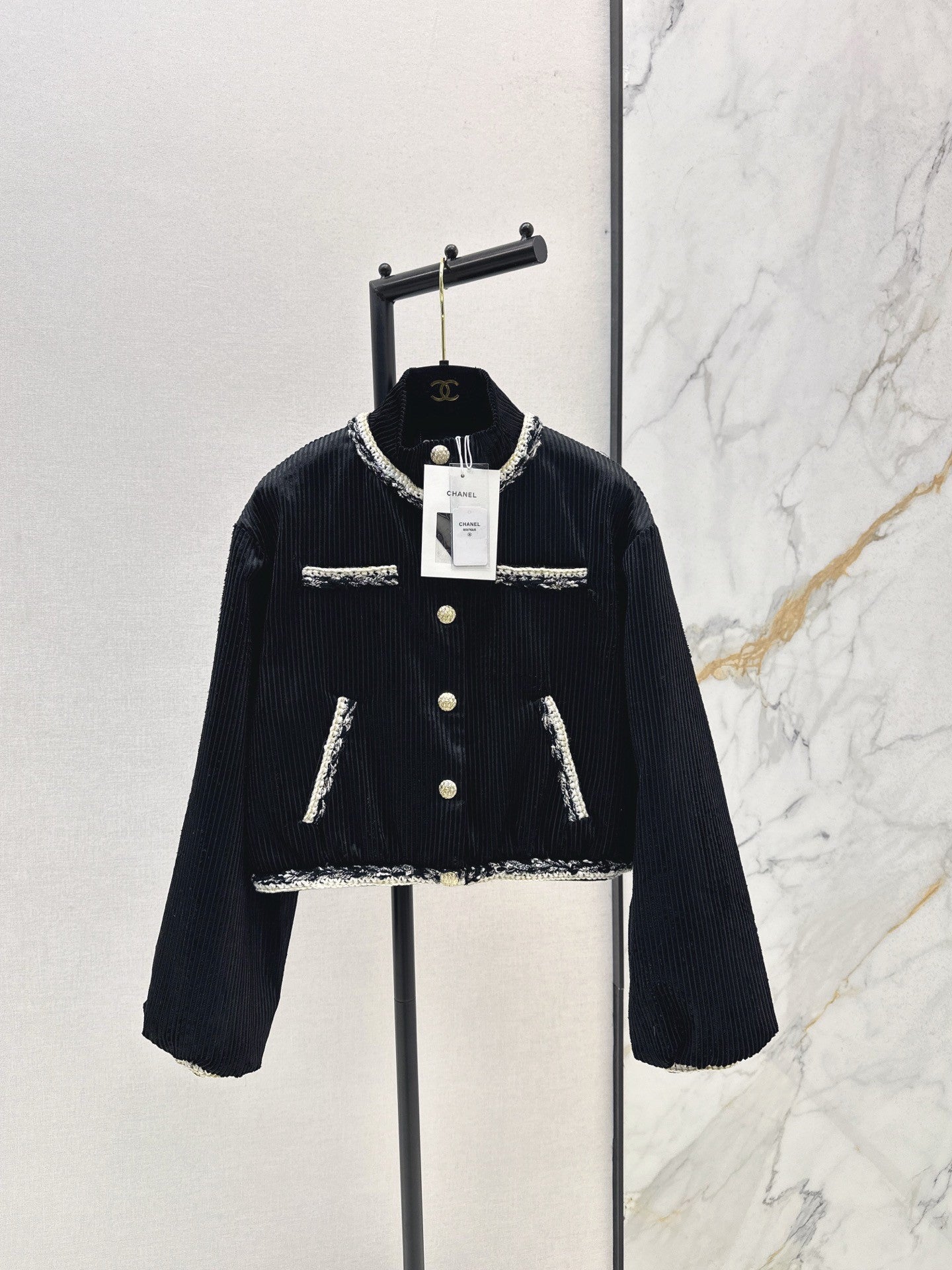 The latest corduroy jacket from 25FW, luxurious yet elegant.