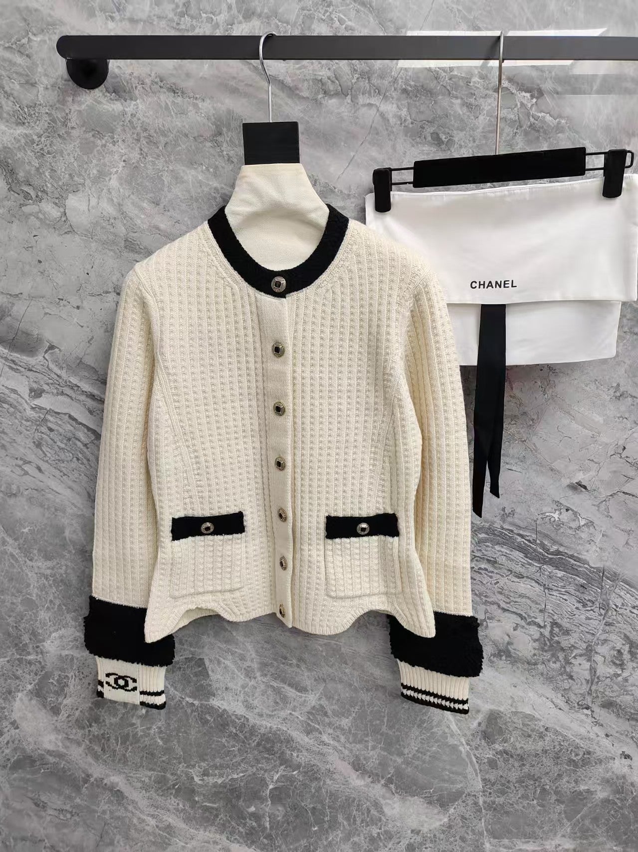 25FW New Black and white color-blocked wool knit cardigan