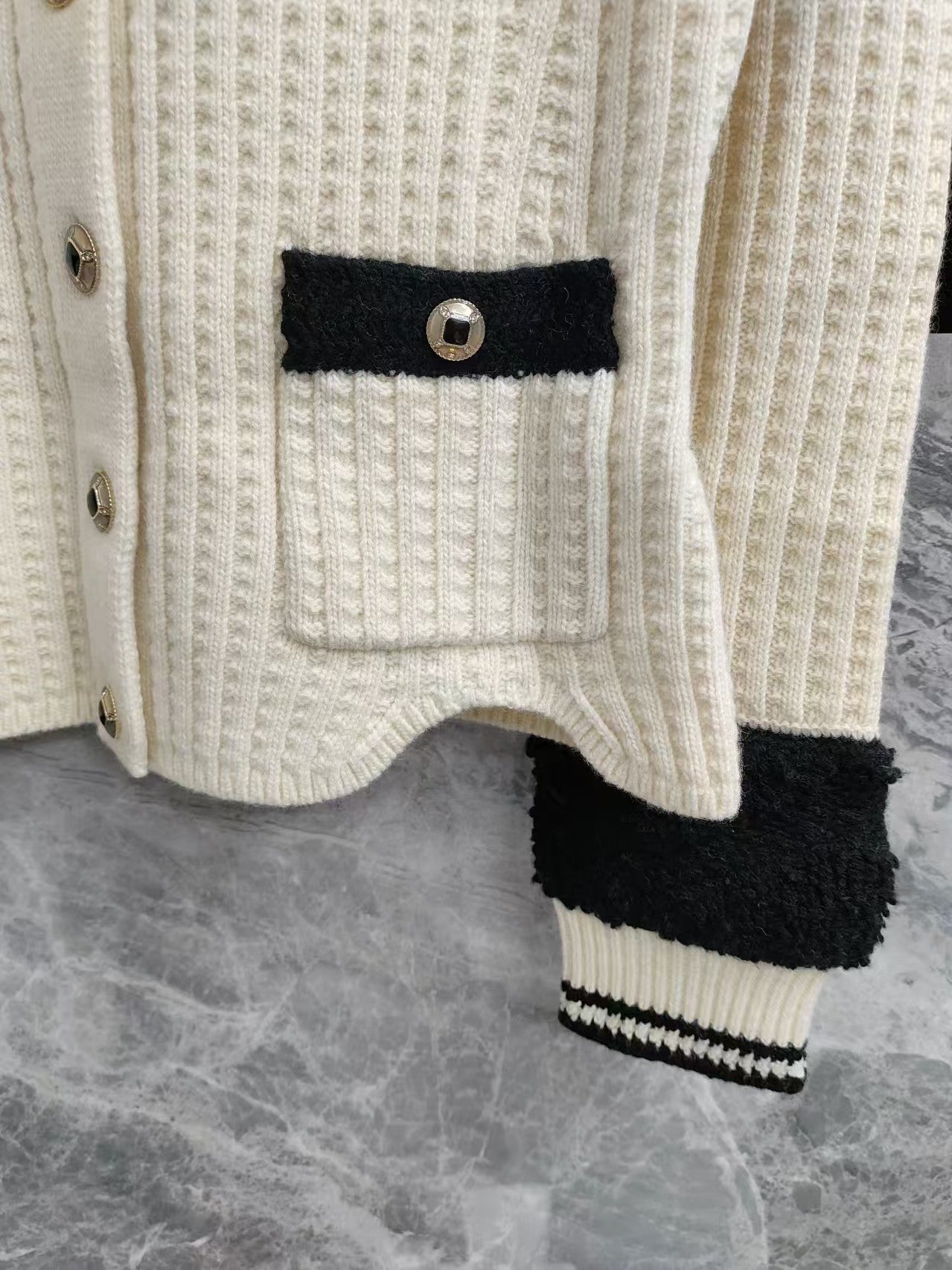 25FW New Black and white color-blocked wool knit cardigan