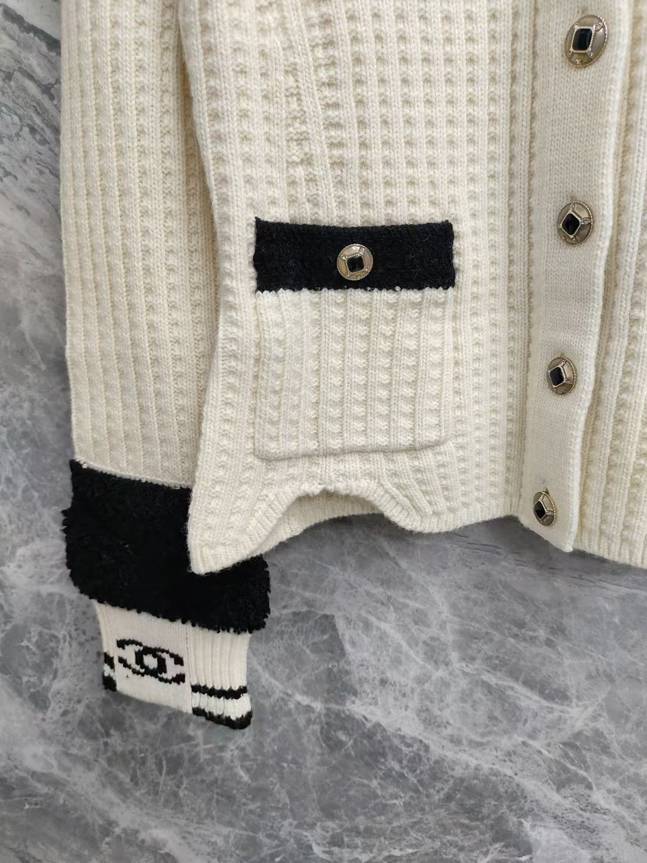 25FW New Black and white color-blocked wool knit cardigan