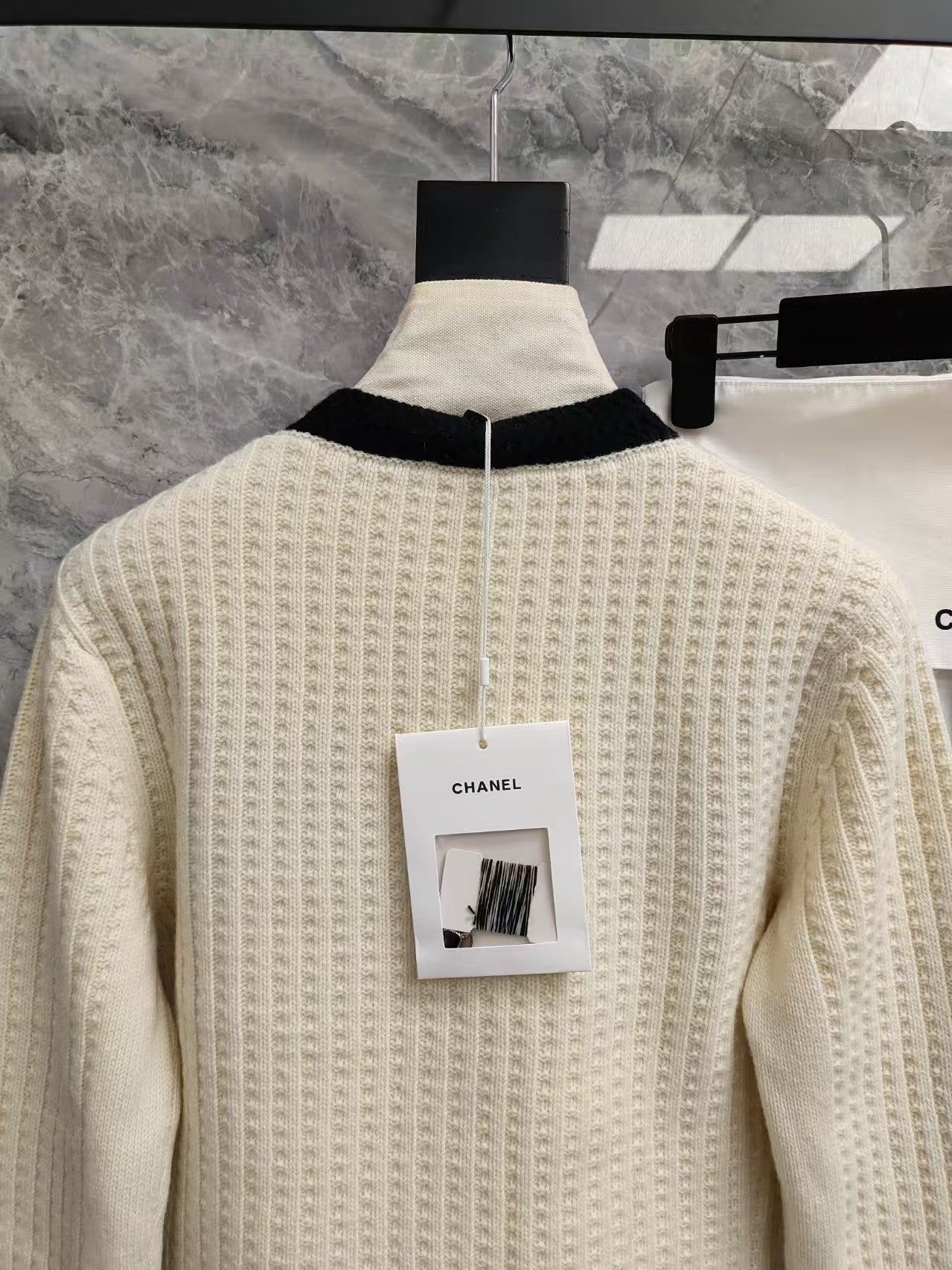 25FW New Black and white color-blocked wool knit cardigan