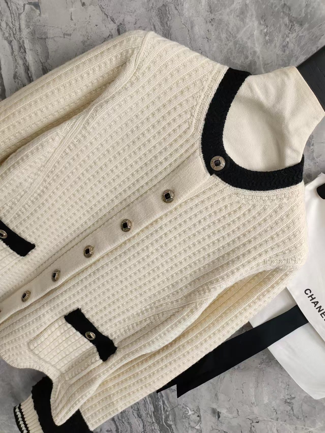 25FW New Black and white color-blocked wool knit cardigan