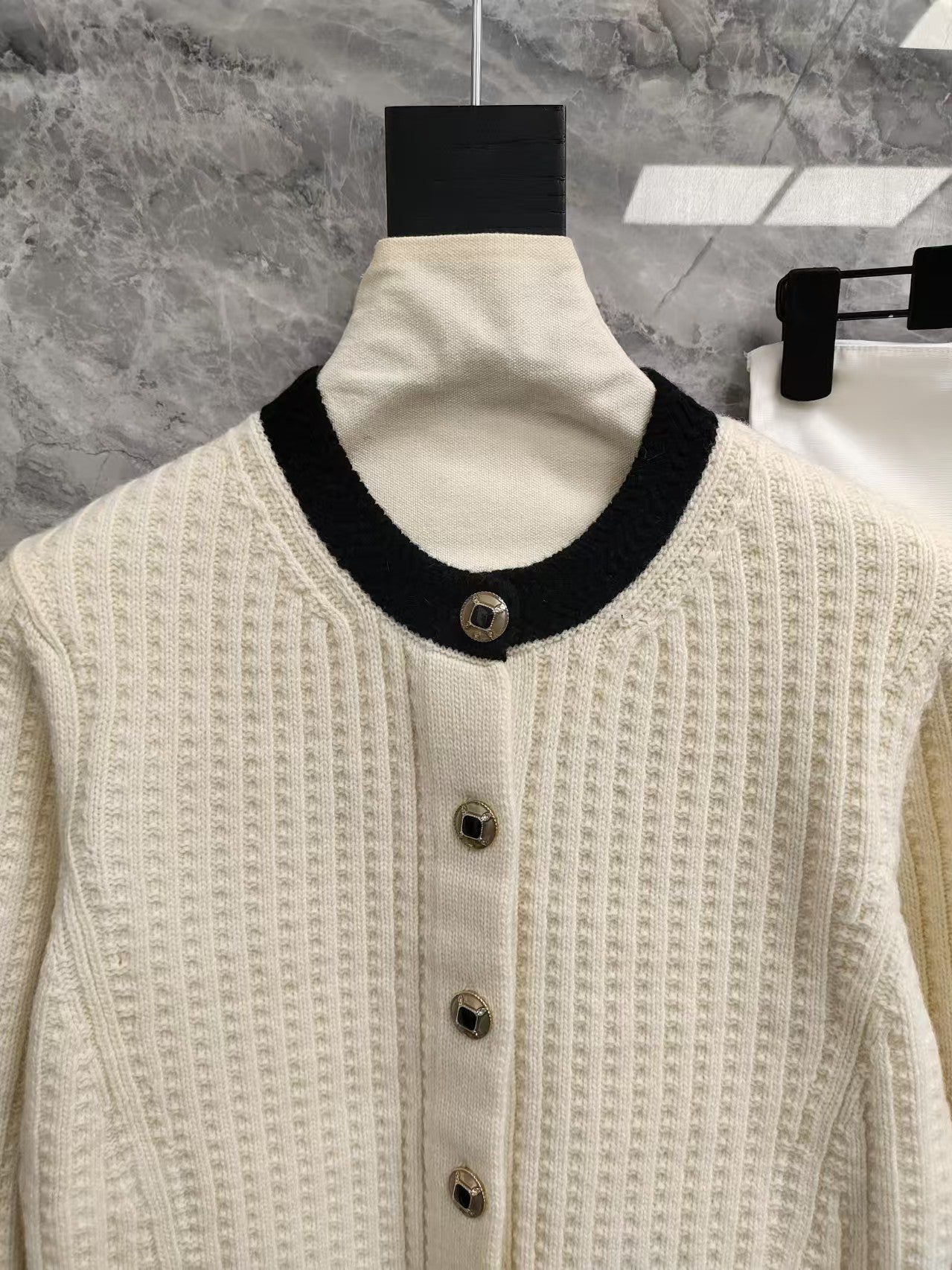 25FW New Black and white color-blocked wool knit cardigan