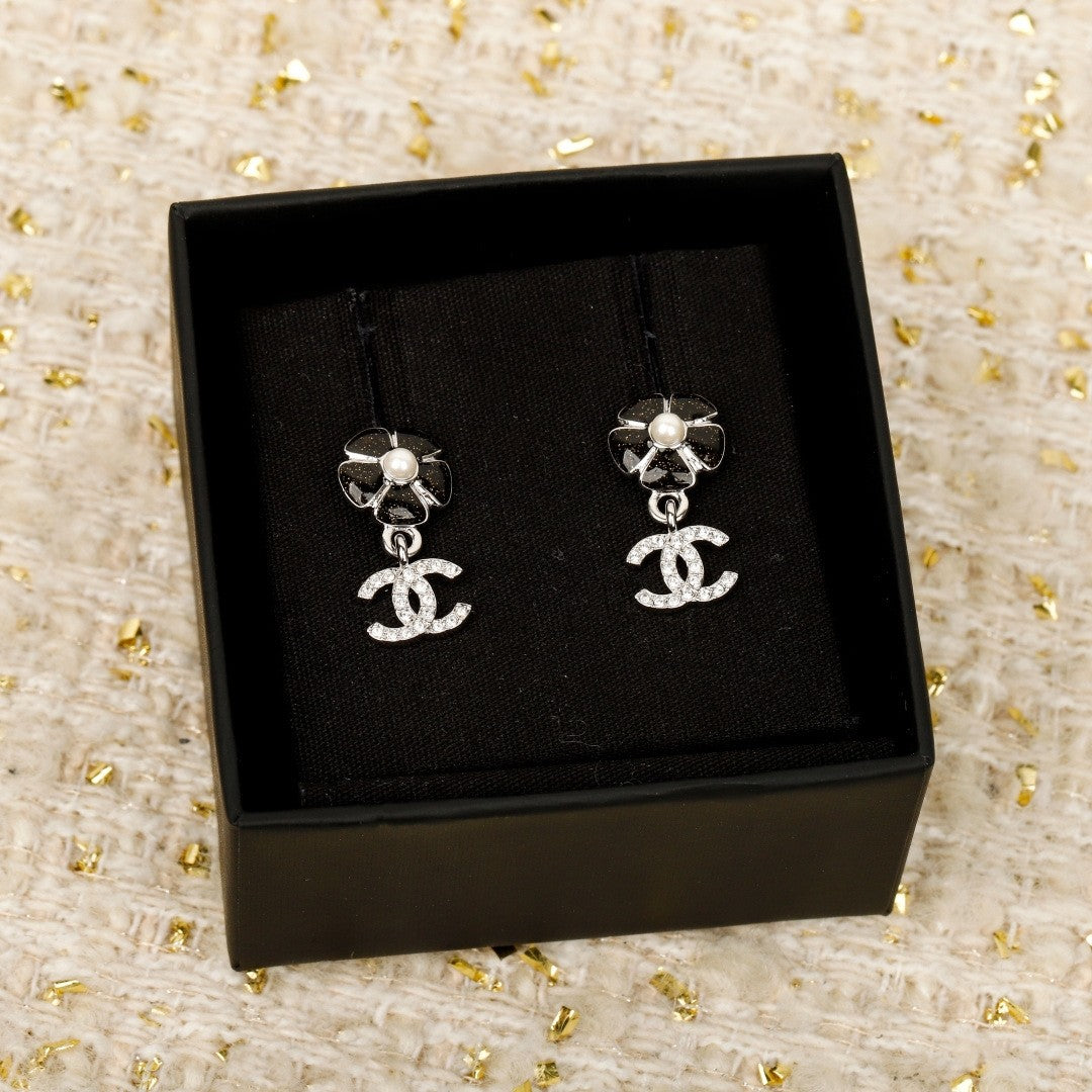 25FW Latest Stud Earrings, Elegant and Sophisticated