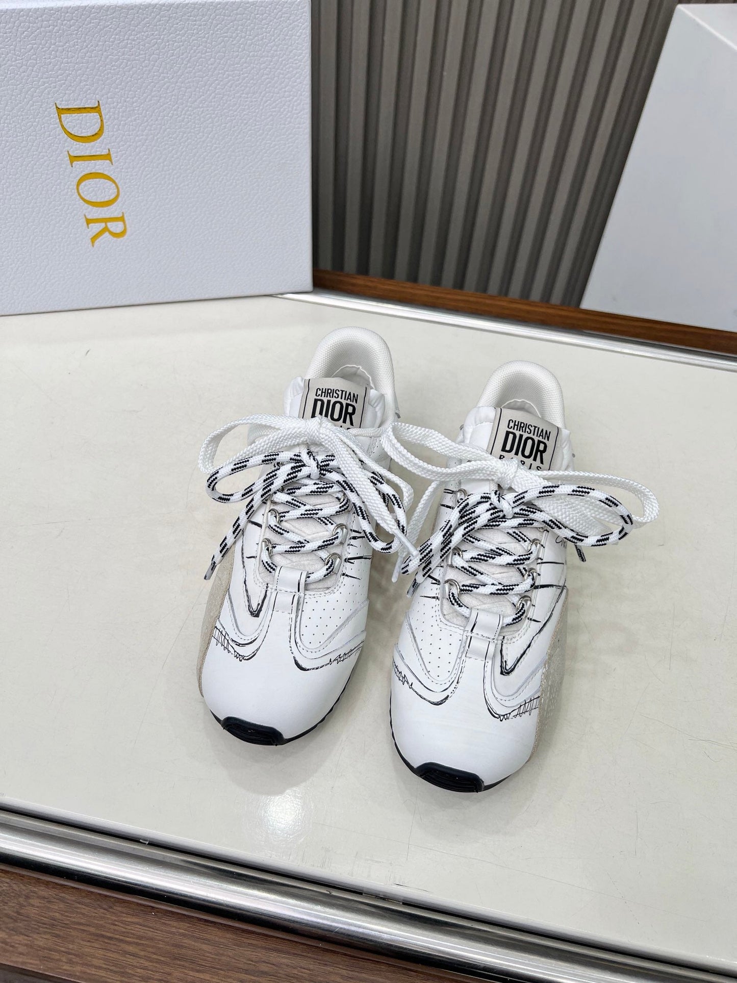 25FW NEUE Retro-Sneaker