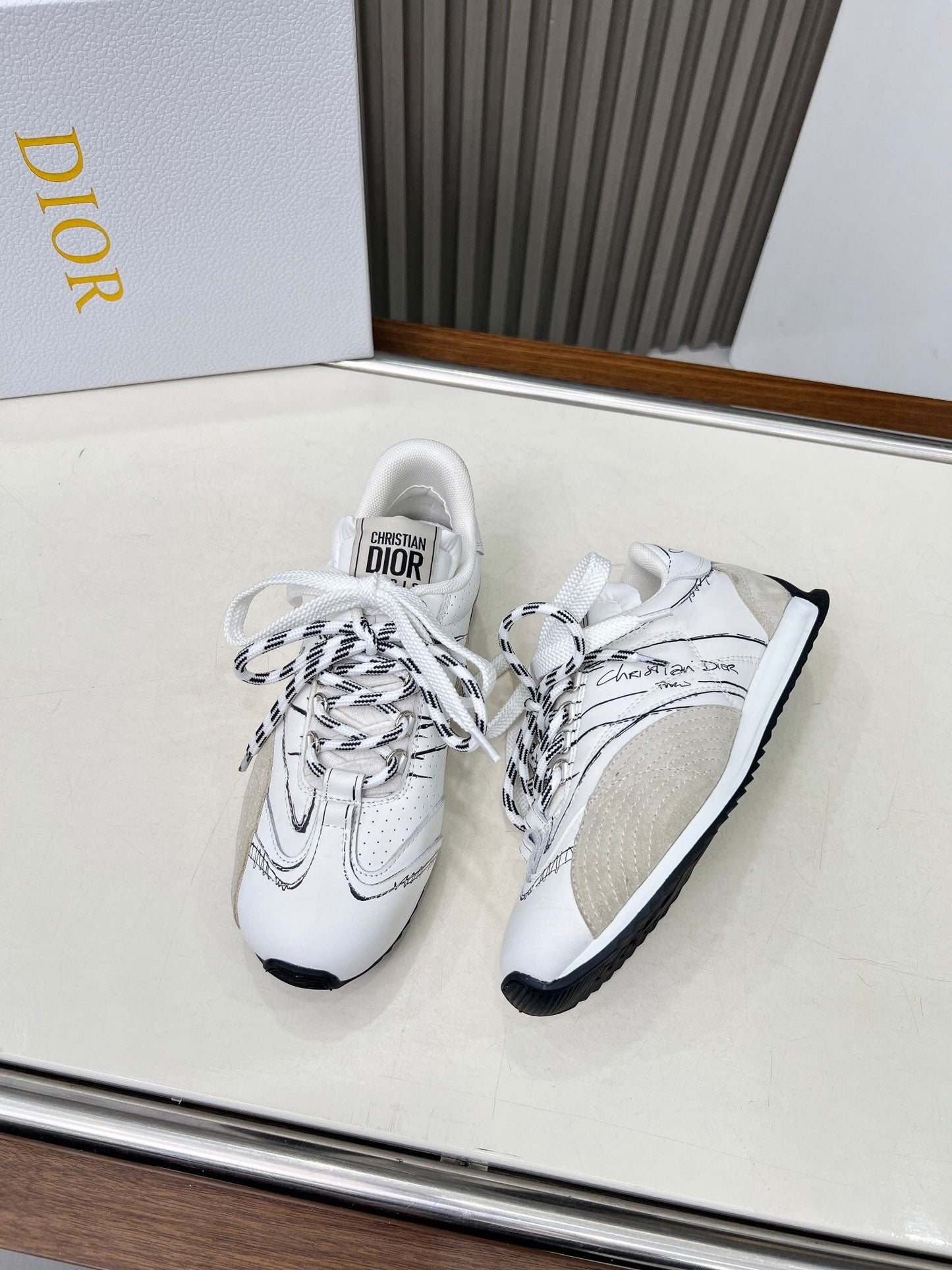 25FW NEUE Retro-Sneaker