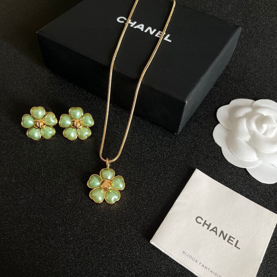 25FW NEU Filigrane Blumen-Ohrstecker