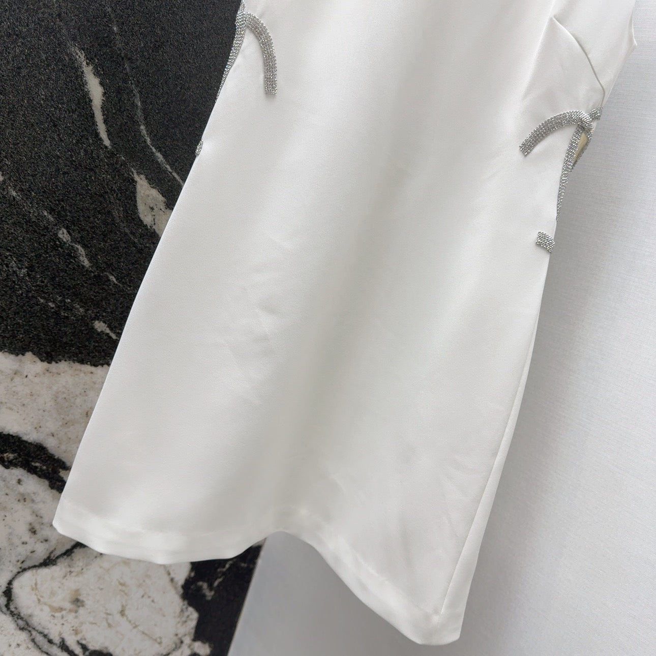 New diamond-embellished waistless design sleeveless dress