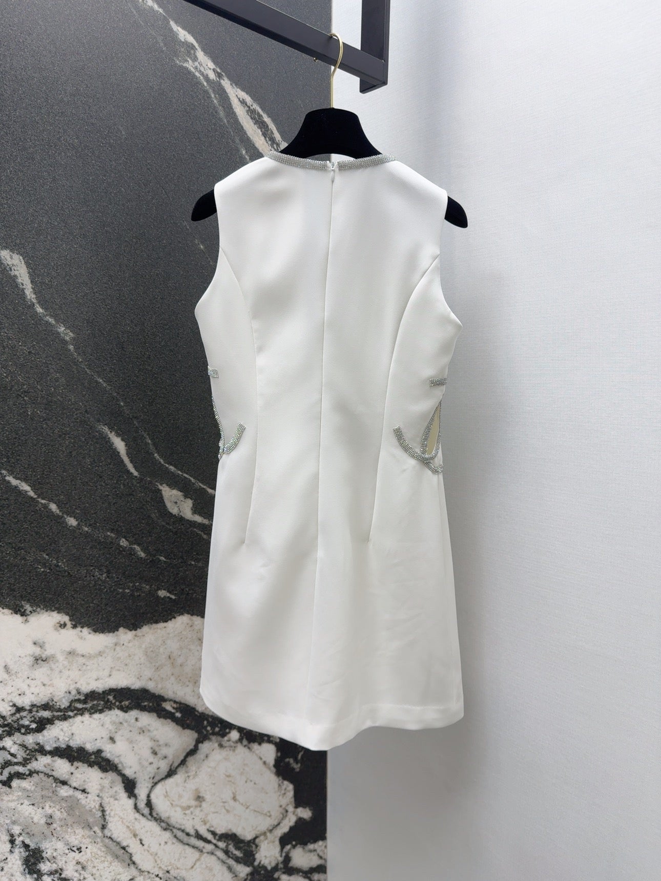 New diamond-embellished waistless design sleeveless dress