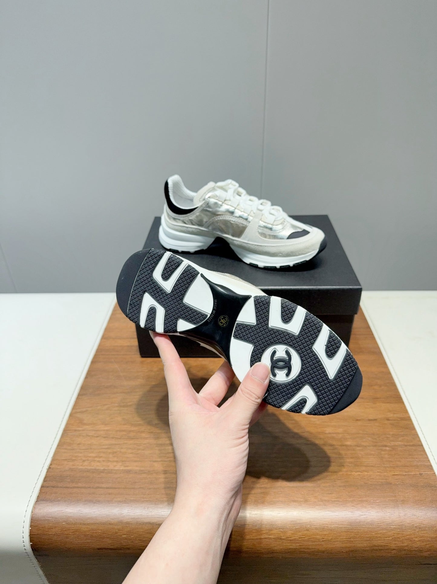 25 customized frosted cowhide platform shoes