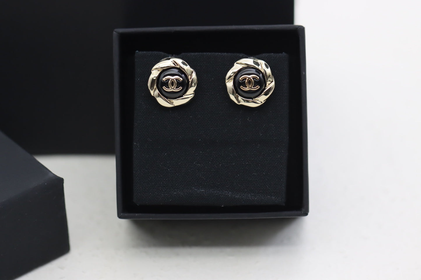 🔥HOT🔥 Vintage black gold flower stud earrings