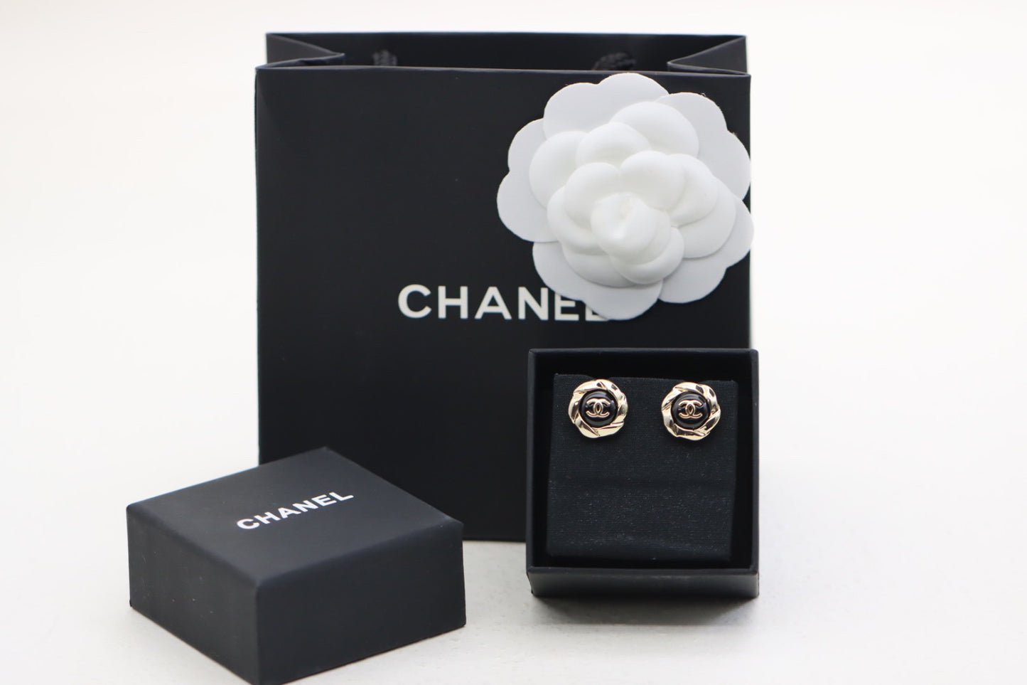 🔥HOT🔥 Vintage black gold flower stud earrings