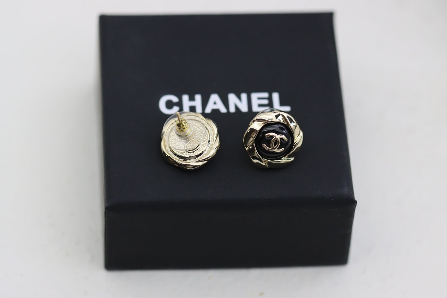 🔥HOT🔥 Vintage black gold flower stud earrings