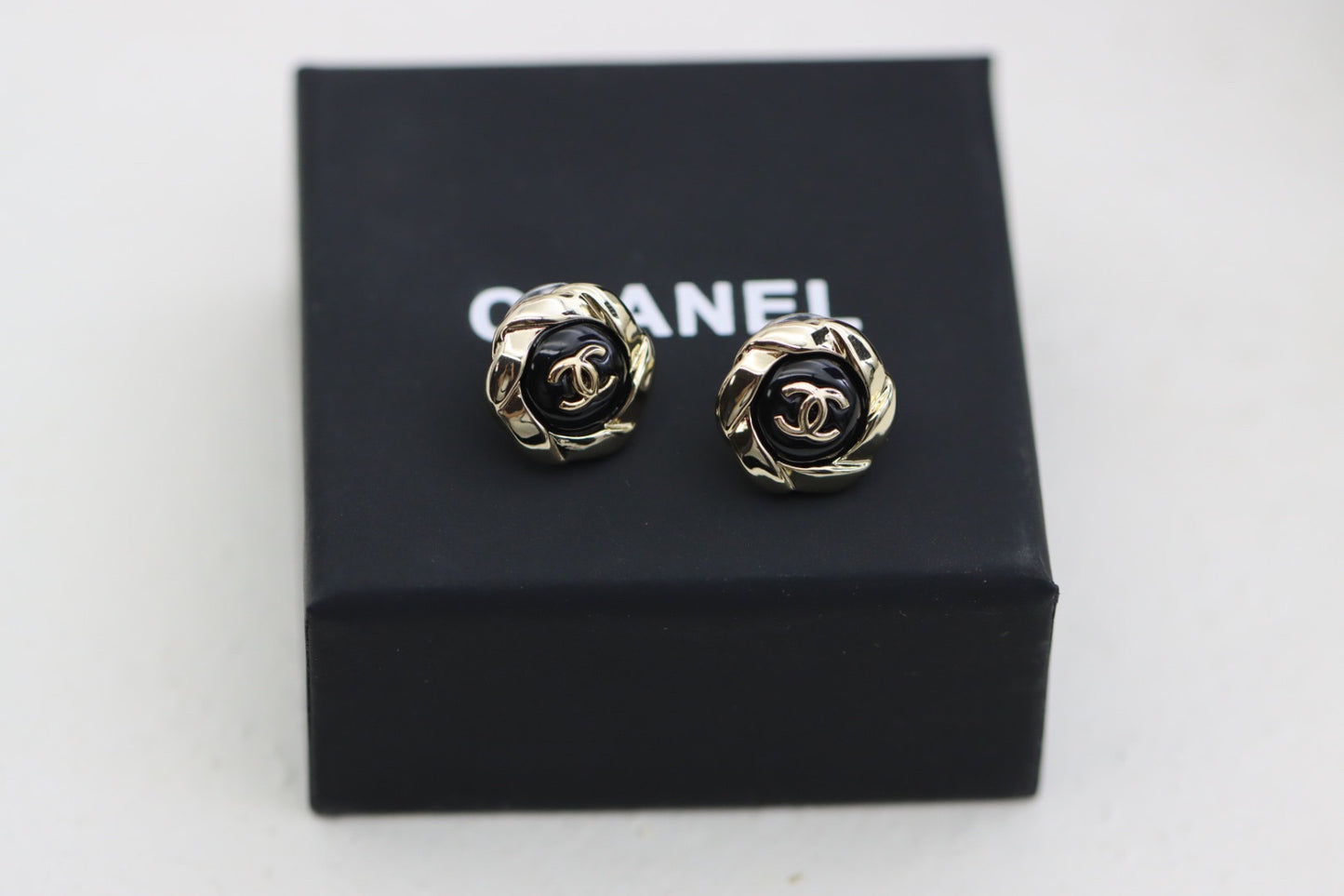 🔥HOT🔥 Vintage black gold flower stud earrings