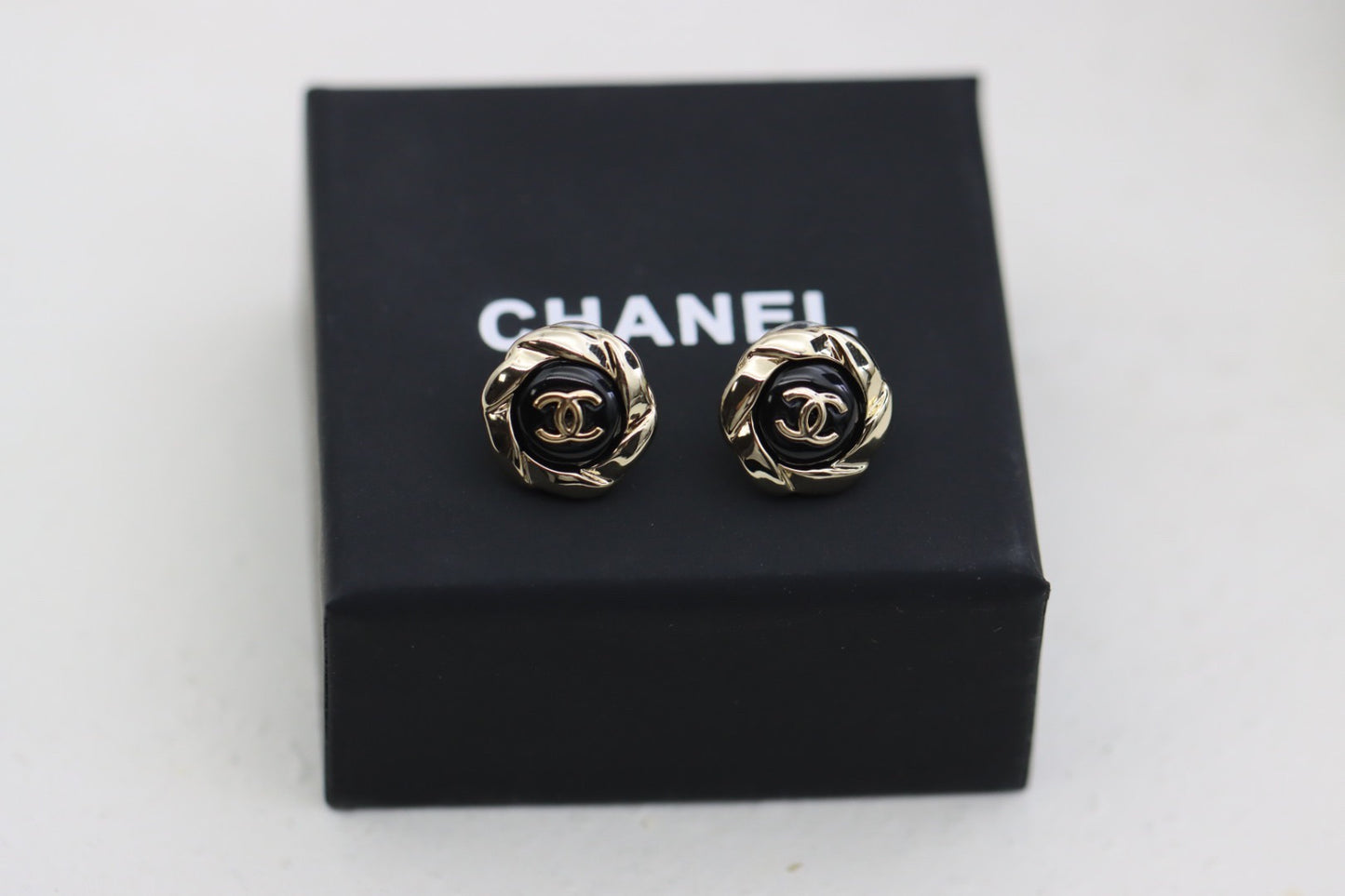 🔥HOT🔥 Vintage black gold flower stud earrings
